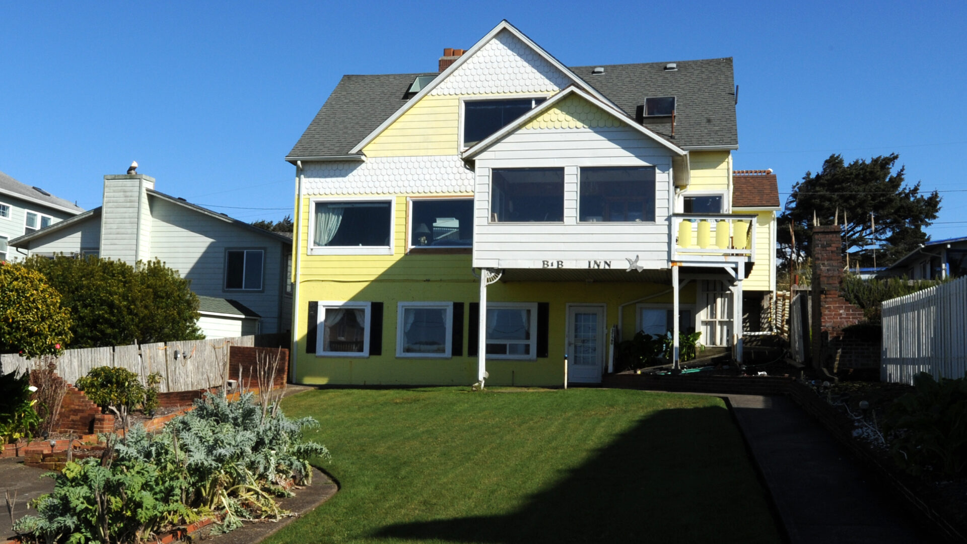 Brey House B&B atop a grassy slope