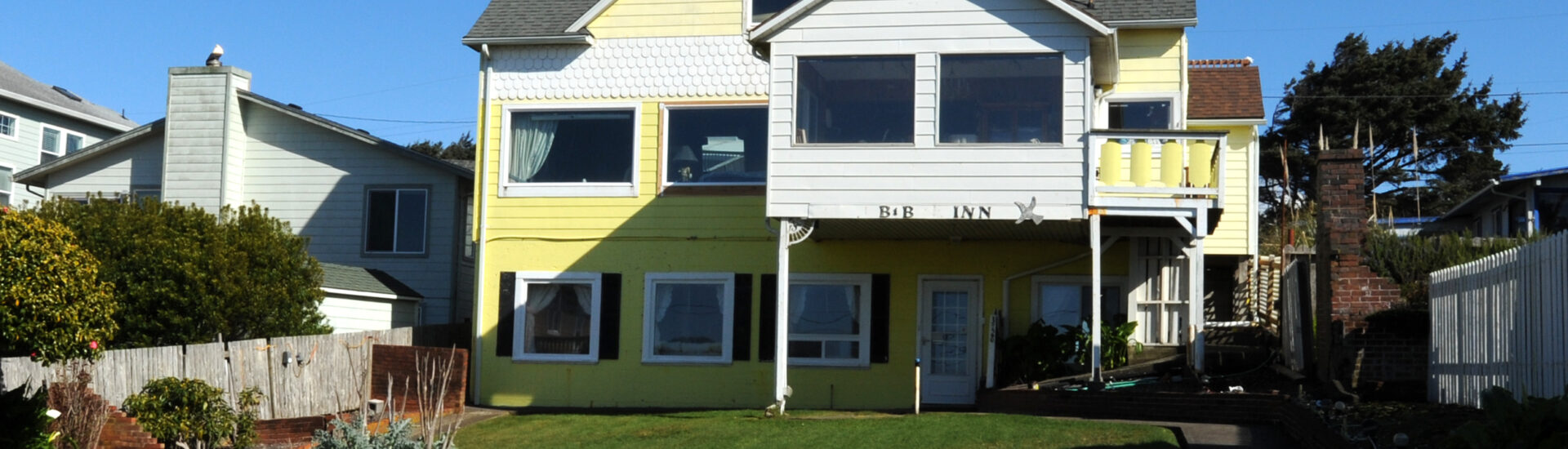 Brey House B&B atop a grassy slope
