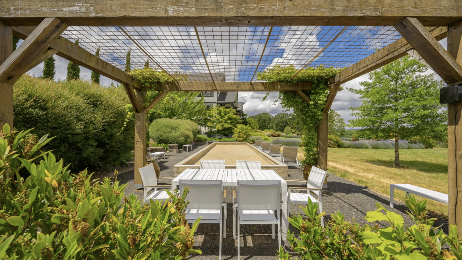 Outdoor dining at The Setting Inn Willamette