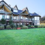 The Setting Inn Willamette Valley behind a vast green lawn