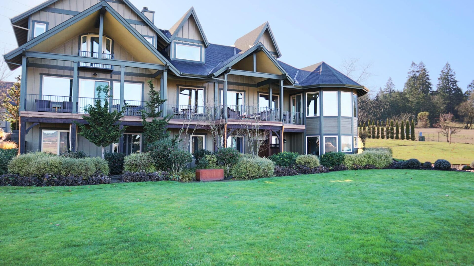 The Setting Inn Willamette Valley behind a vast green lawn