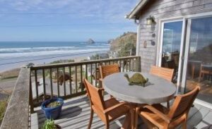 turtlejanes bed and breakfast deck with table and chairs overlooking the Pacific ocean